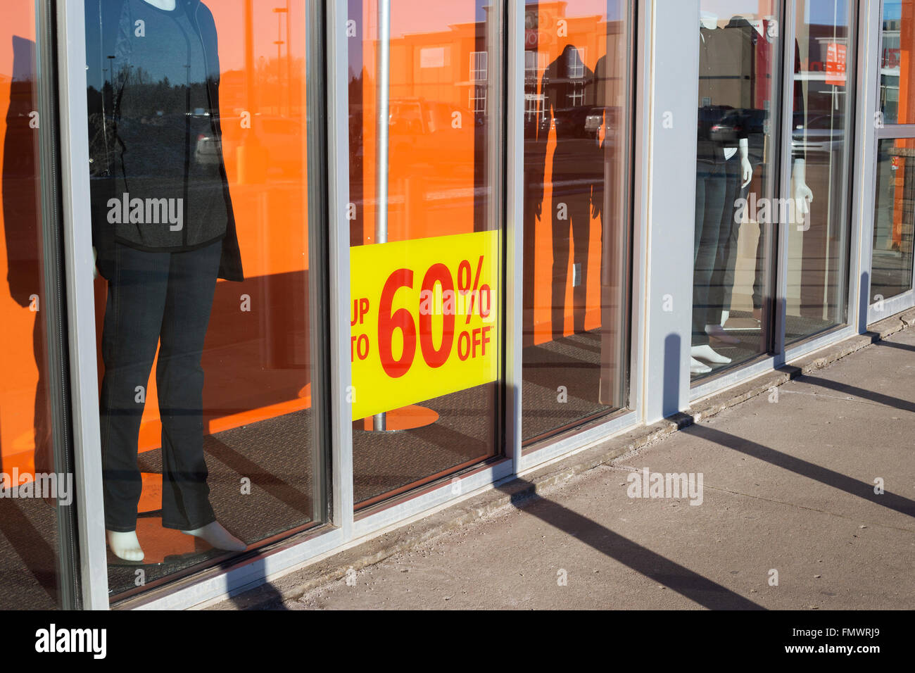 Sale Zeichen in Kleidung Geschäft Fenster des Vorstadteinkaufszentrums Stockfoto