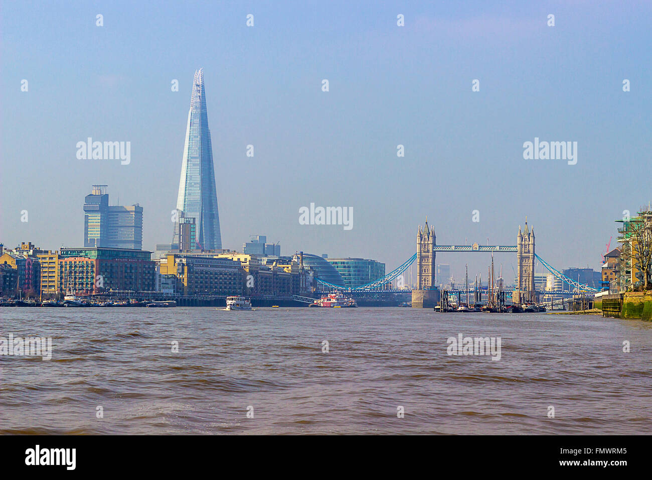 Tower Bridge über die Themse in London mit Splitter im Hintergrund. Stockfoto