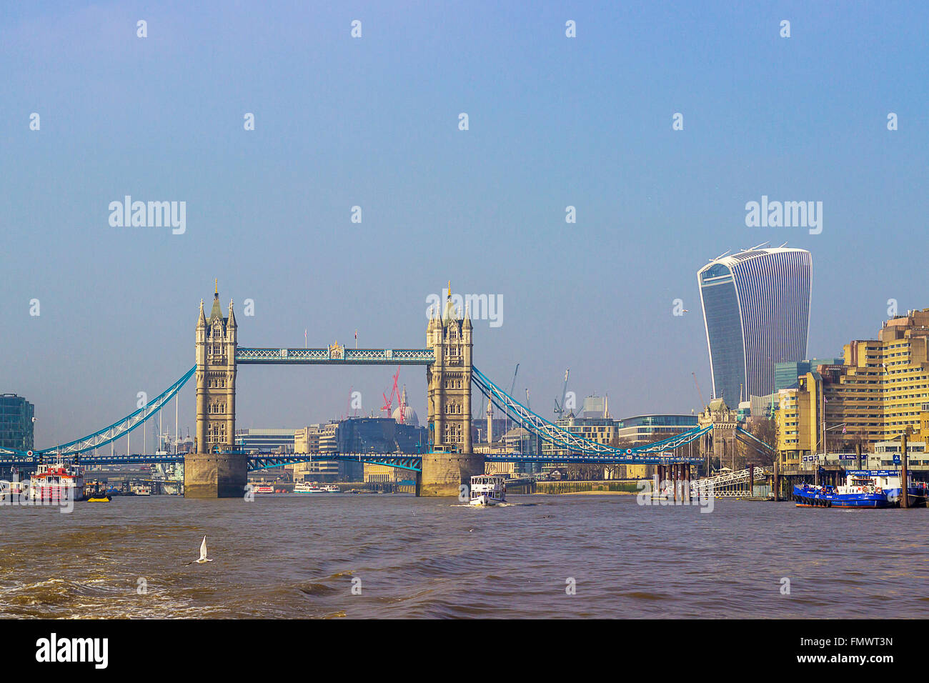 Tower Bridge über die Themse in London mit Fenchurch im Hintergrund. Stockfoto