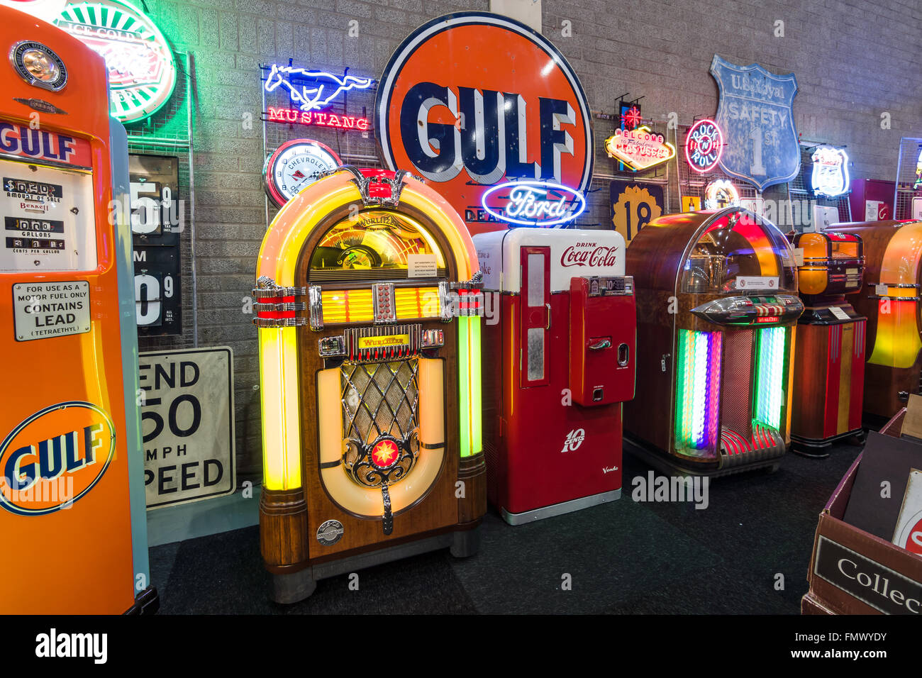 Verschiedenen Retro-Jukeboxen und Retro-Kühlschrank Coca-Cola  Stockfotografie - Alamy