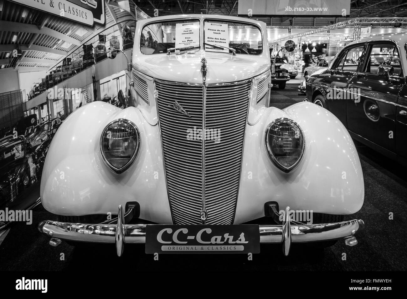 Full-size Car Ford V8 Cabrio, 1937. Schwarz und weiß. Stockfoto