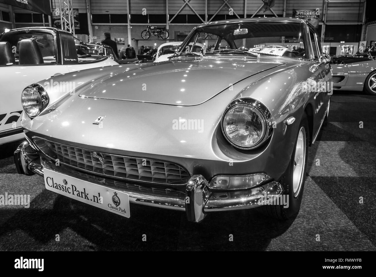 Sportwagen Ferrari 330 GT 2 + 2 Serie II, 1967. Schwarz und weiß. Stockfoto