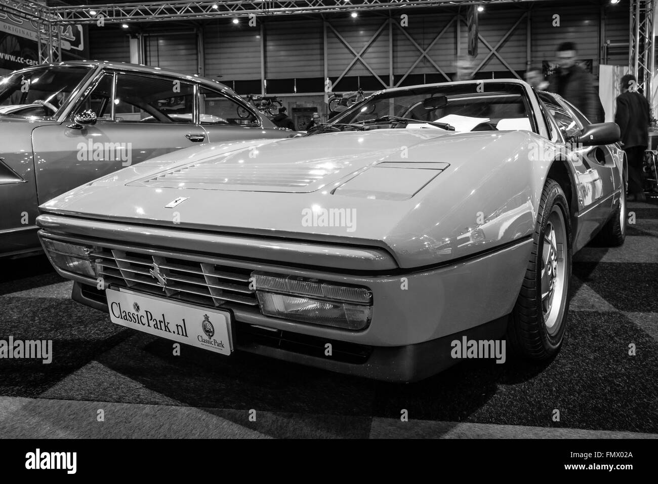 Sportwagen Ferrari 328 GTS (Gran Turismo Spider), 1989. Schwarz und weiß. Stockfoto