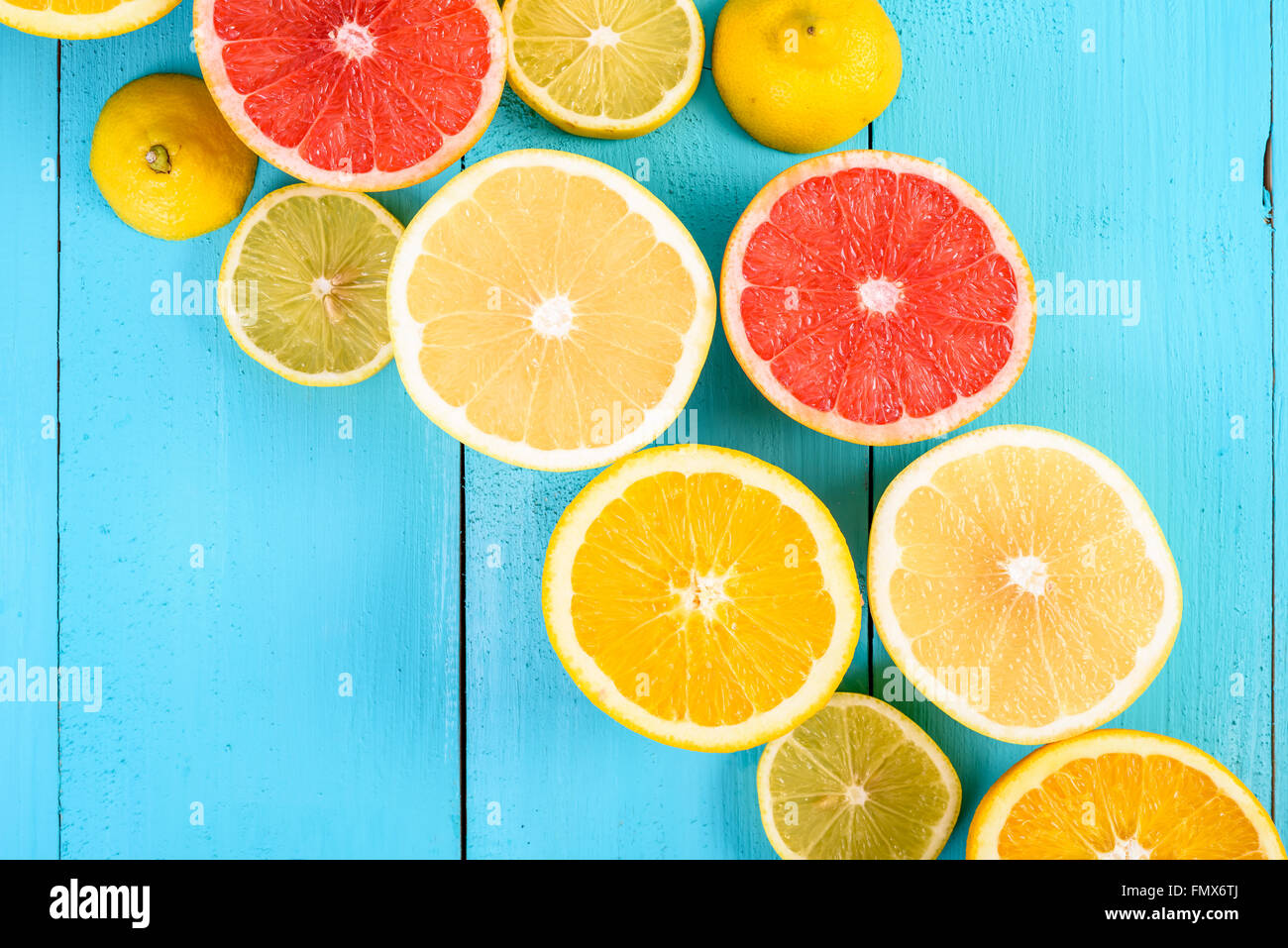 Zitrone, Orange, Grapefruit und Limette Citrus FRUCHTSCHEIBEN auf Türkis Tisch Stockfoto