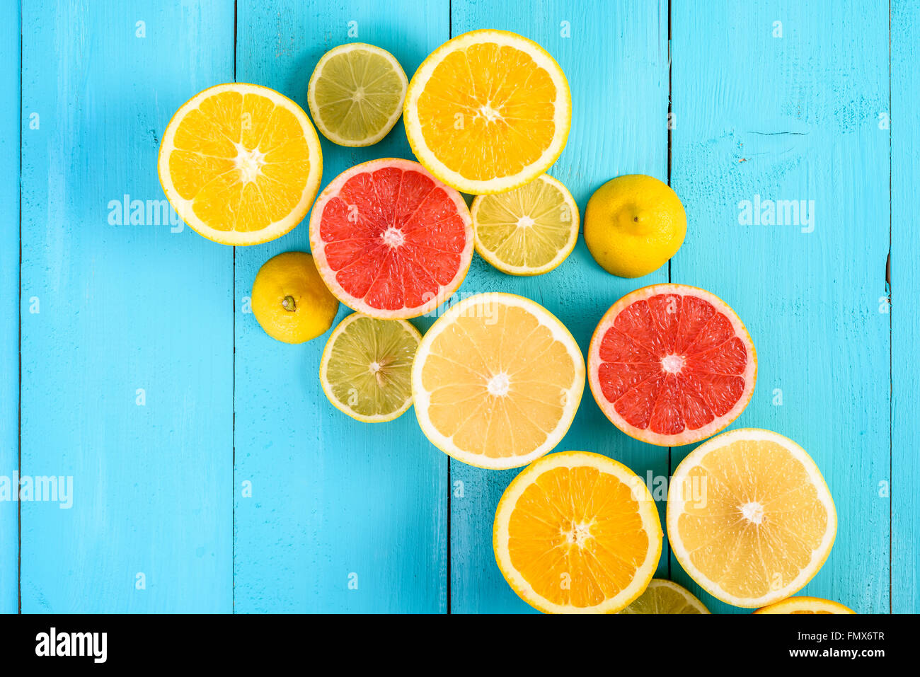 Zitrone, Orange, Grapefruit und Limette Citrus FRUCHTSCHEIBEN auf Türkis Tisch Stockfoto