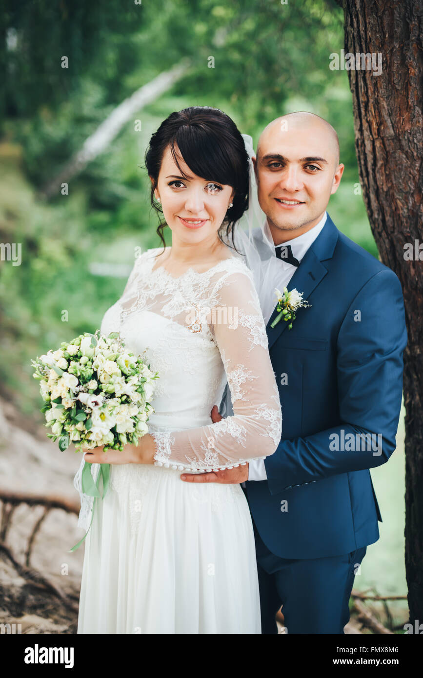 Die Braut und Bräutigam umarmt im Wald Stockfoto
