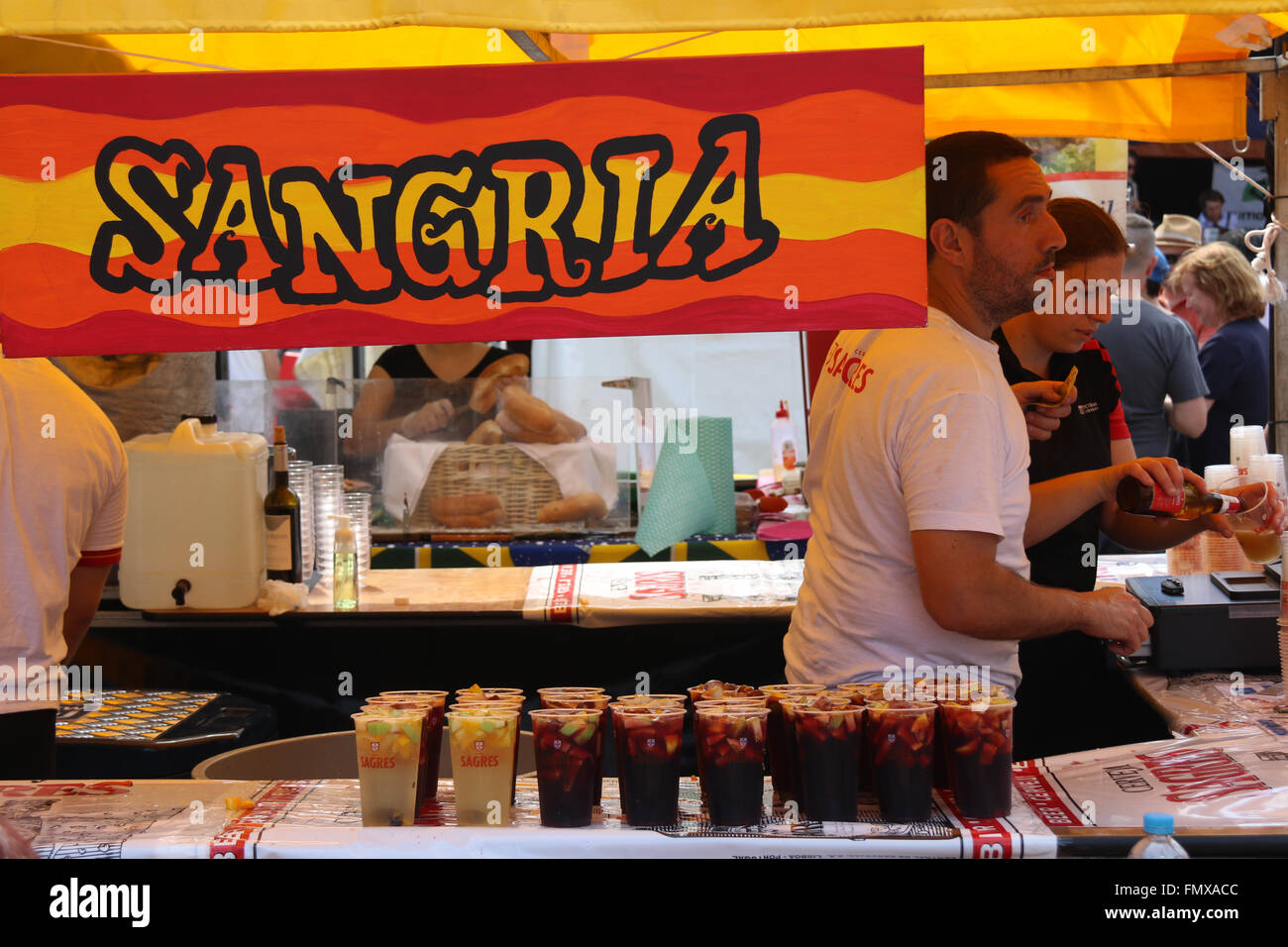 Sydney, Australien. 13. März 2016. Das portugiesische Festival fand in Sydneys Little Portugal Nachbarschaft von Petersham. Im Bild: Sangria trinkt an einem Stall vorbereitet. Bildnachweis: 2016 Richard Milnes/Alamy Live-Nachrichten Stockfoto