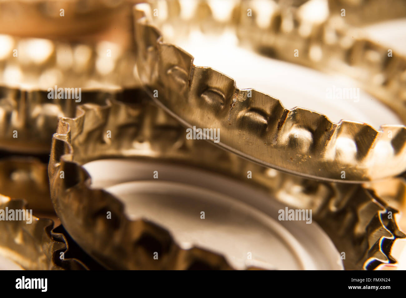 eine Menge Kronkorken auf dem Boden Stockfoto