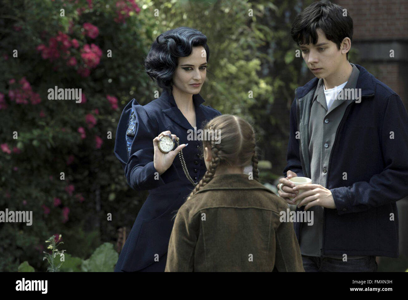 Miss Peregrine Home für besondere Kinder ist eine kommende 2016 amerikanischer dunklen Fantasy-Abenteuer-Film unter der Regie von Tim Burton und geschrieben von Jane Goldman, basierend auf der 2011-Roman mit dem gleichen Namen von Ransom Riggs.  Dieses Foto ist nur zu redaktionellen Zwecken und unterliegen dem Copyright von der Filmgesellschaft und/oder der Fotograf von dem Film oder der Firma zugeordnet und kann nur durch Veröffentlichungen im Zusammenhang mit der Förderung der oben genannten Film reproduziert werden. Eine obligatorische Gutschrift auf die Filmgesellschaft ist erforderlich. Der Fotograf sollte auch angerechnet werden, wenn known.be gutgeschrieben, wenn bekannt. Stockfoto