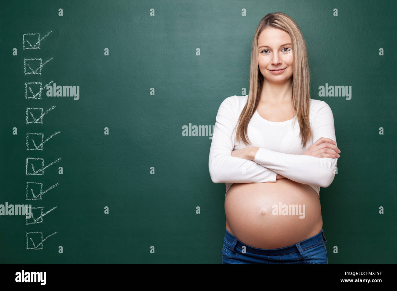 Junge schwangere Frau und eine Tafel mit Exemplar Stockfoto