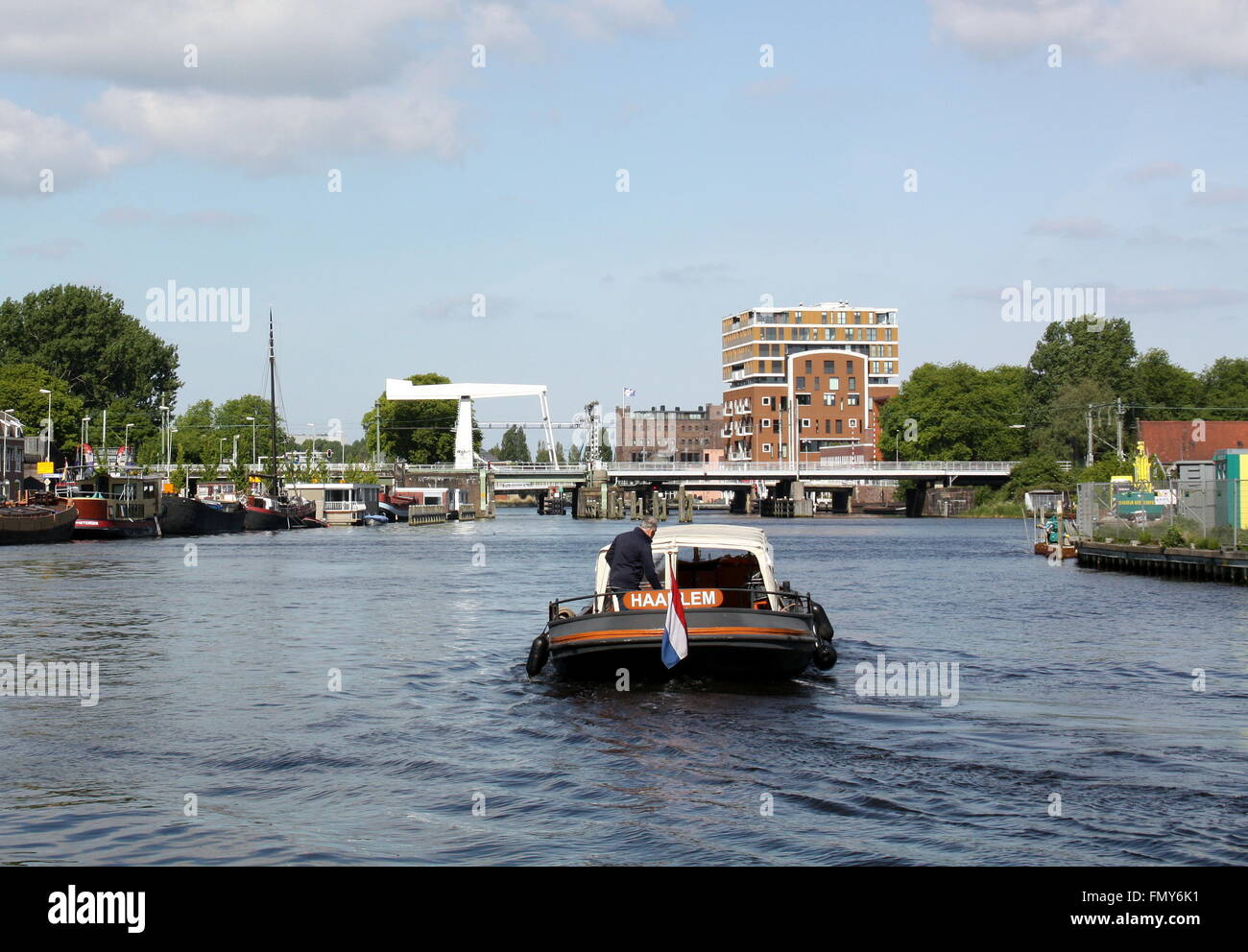 Haarlem. Mai-15-2014. Boot segelt auf dem Fluss Spaarne in Haatlem. Die Niederlande Stockfoto