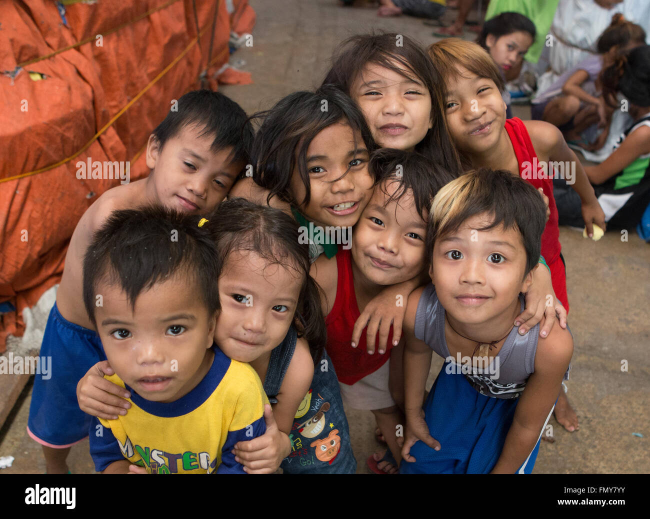 Eine Gruppe von philippinischen Kindern posieren für ein Foto auf dem Taboan Markt, Cebu City, Philippinen. Stockfoto
