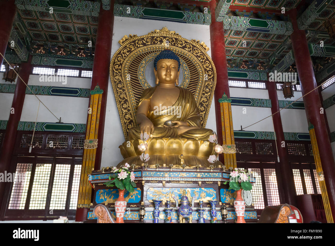 Lumbini, Nepal - 26. November 2014: Fotografieren Sie eine Buddha-Statue in den chinesischen Tempel. Stockfoto