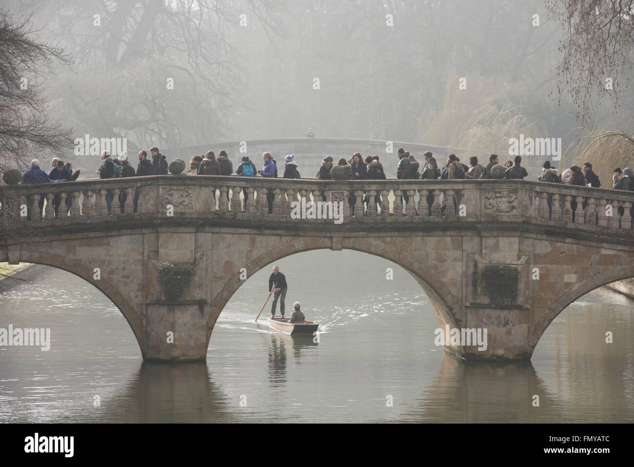 Cambridge, UK. 13. März 2016. UK-Wetter: Cambridge nebligen Fluss Cam und Besucher Stechkahn fahren. 13. März 2016 Student Besucher Cambridge Uhr Stechkahn fahren auf dem Fluss Cam unter Clare Bridge in den frühen Morgenstunden Nebel, Cambridge, Cambridgshire, England UK. Bildnachweis: BRIAN HARRIS/Alamy Live-Nachrichten Stockfoto