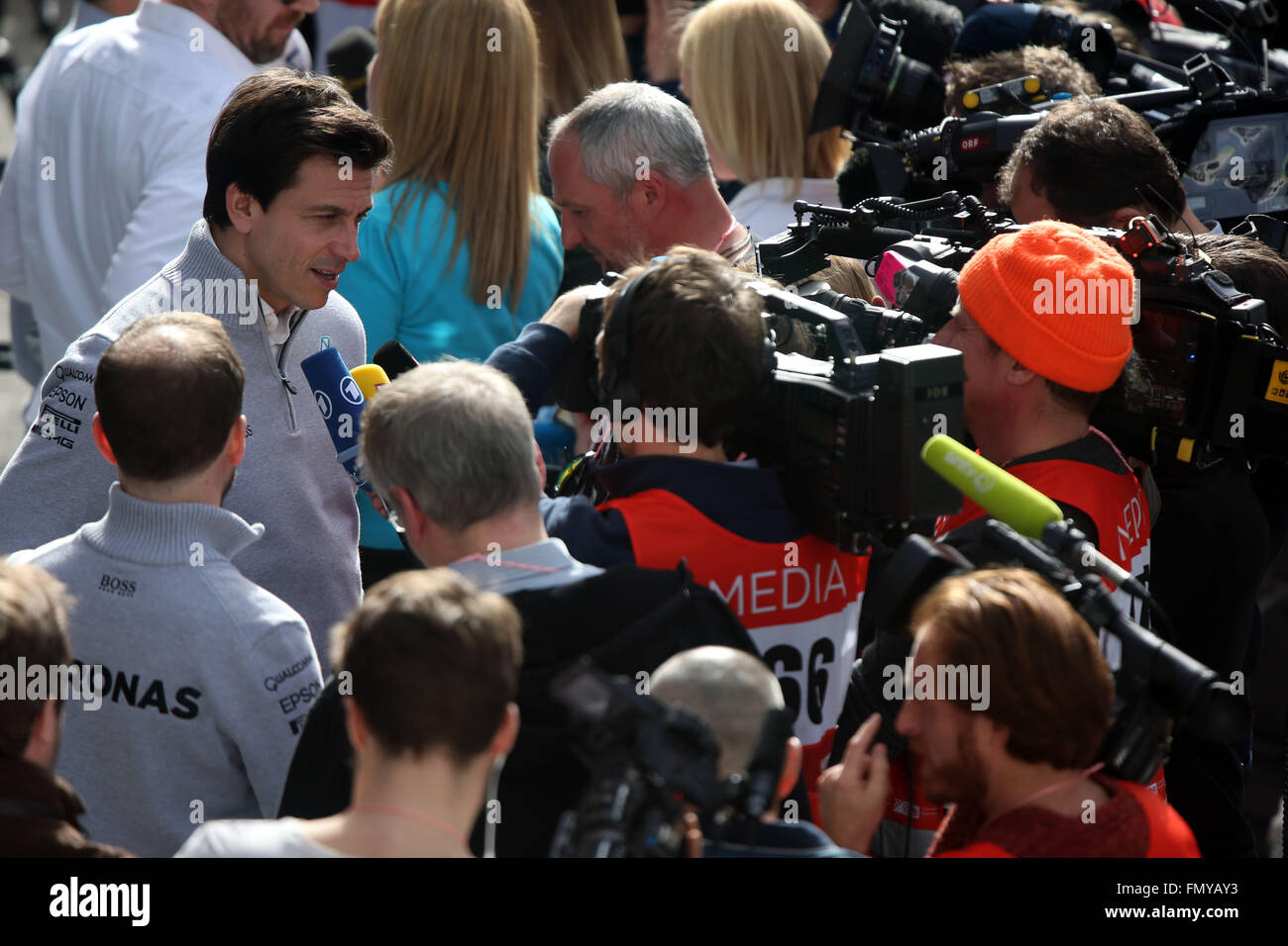 Die executive Business Director von Mercedes AMG, österreichische Torger Christian Toto Wolff gesehen während einer Trainingseinheit für die kommende Formel-1-Saison an der Circuit de Barcelona - Catalunya in Barcelona, Spanien, 22. Februar 2016. Foto: Jens Büttner/dpa Stockfoto