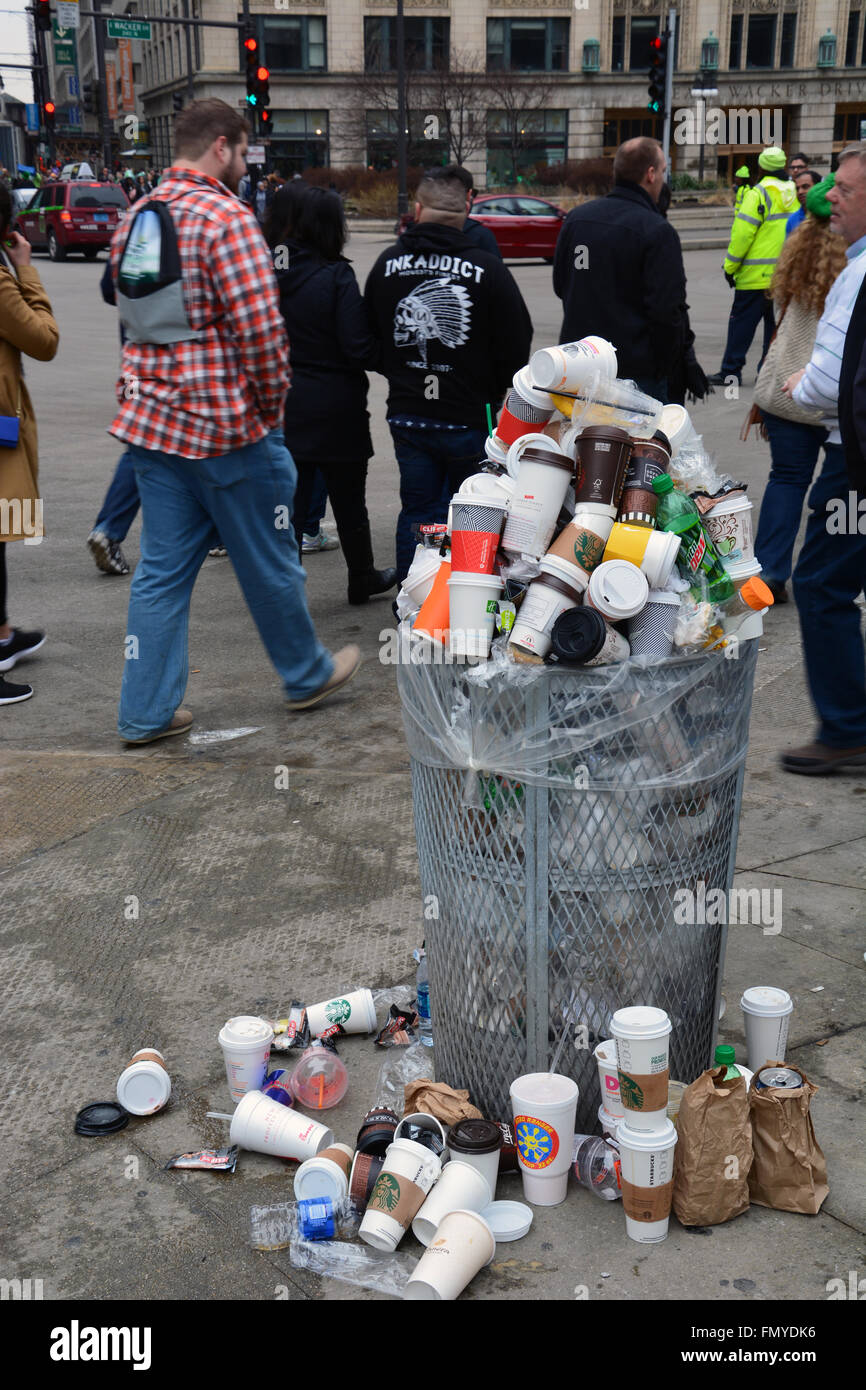 Ein Berg von Kaffeetassen füllt den Müll der Zuschauer nach dem jährlichen Absterben des Chicago River Green für St. Patrick's Day. Stockfoto