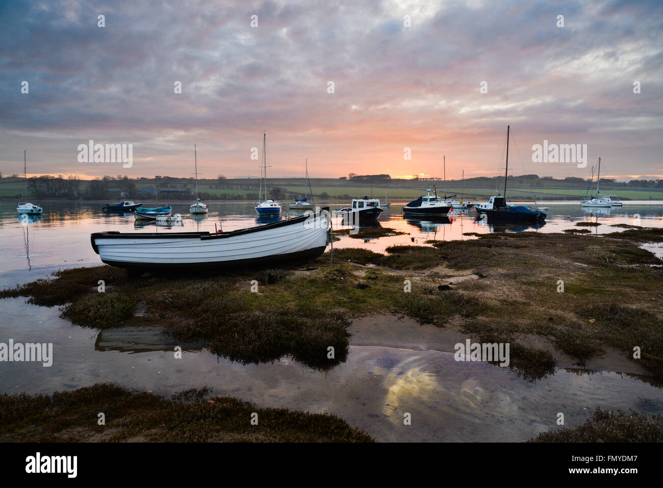 Der Fluss Aln am Alnmouth kurz vor Erreichen der Nordsee. Stockfoto