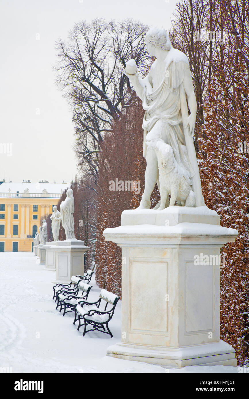 Wien, Österreich - 15. Januar 2013: Statue von Paris mit der Doog von Veit Königer in den Gärten von Schloss Schönbrunn im Winter. Stockfoto