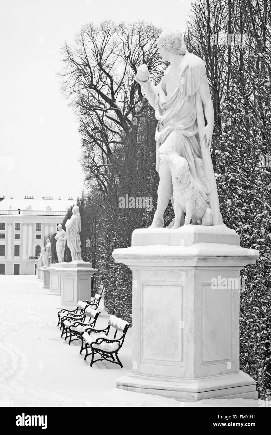 Wien, Österreich - 15. Januar 2013: Statue von Paris mit dem Hund von Veit Königer in den Gärten von Schloss Schönbrunn im Winter. Stockfoto