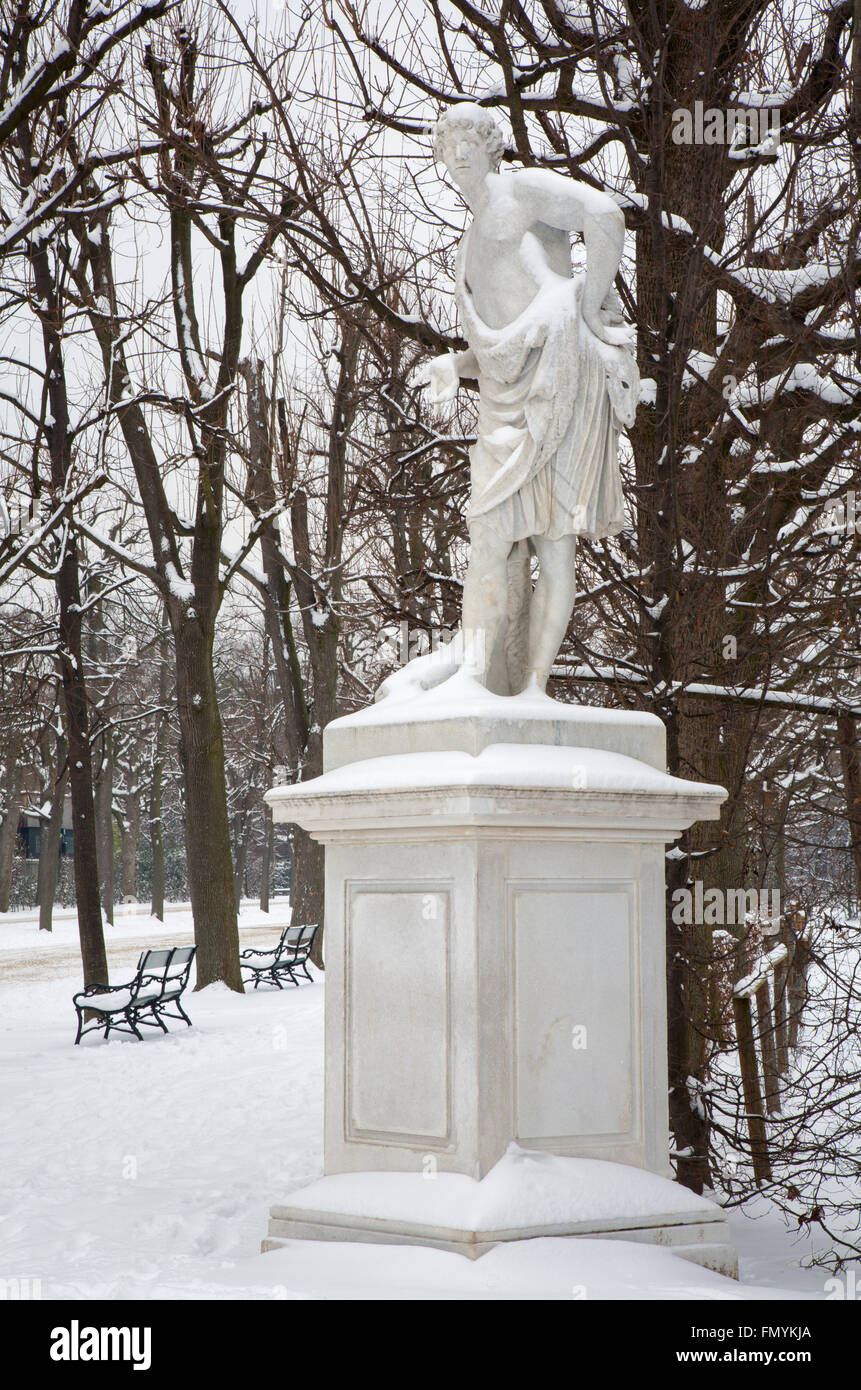 Wien, Österreich - 15. Januar 2013: Statue des Meleager von W. Beyer in den Gärten von Schloss Schönbrunn im Winter. Stockfoto