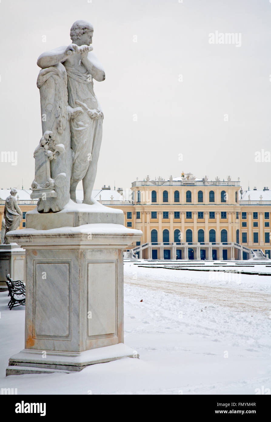 Wien, Österreich - 15. Januar 2013: Statue des Merkur mit der Querflöte von I. Platzer in den Gärten von Schloss Schönbrunn im Winter. Stockfoto