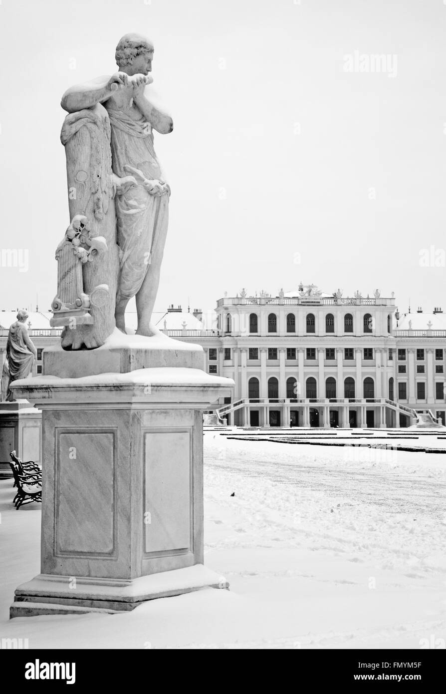 Wien, Österreich - 15. Januar 2013: Statue des Merkur mit der Querflöte von I. Platzer in den Gärten von Schloss Schönbrunn im Winter. Stockfoto