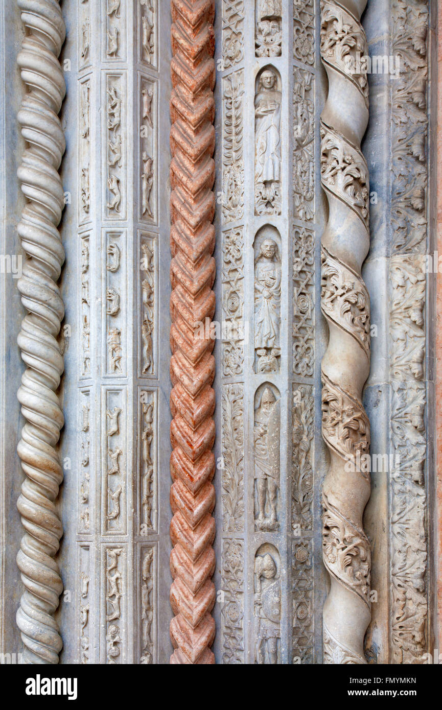 BERGAMO, Italien - Januar 29,2013: Detail des Portals von der Basilika Santa Maria Maggiore Stockfoto