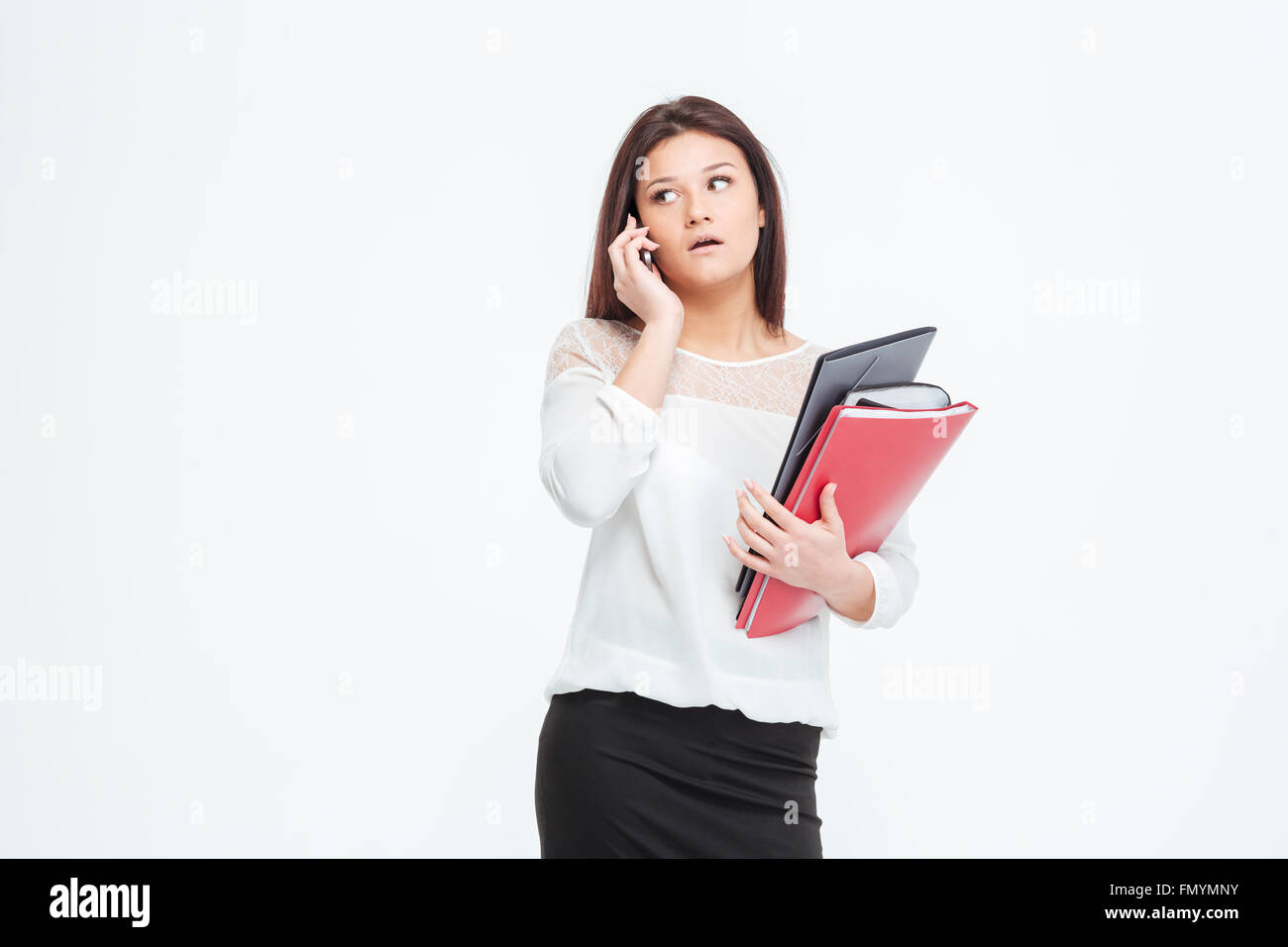 Schockiert Geschäftsfrau hält Ordner und telefonieren isoliert auf weißem Hintergrund Stockfoto