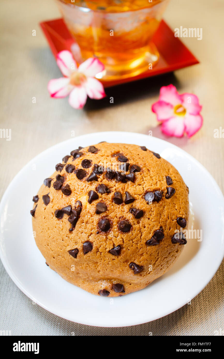 Brötchen mit Schokostückchen, Frühstück Tea-Time. Stockfoto