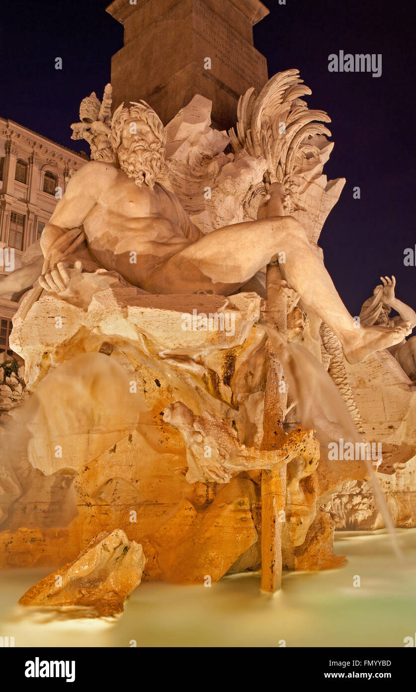 Rom - Piazza Navona und Fontana dei Fiumi von Bernini in der Nacht. Stockfoto