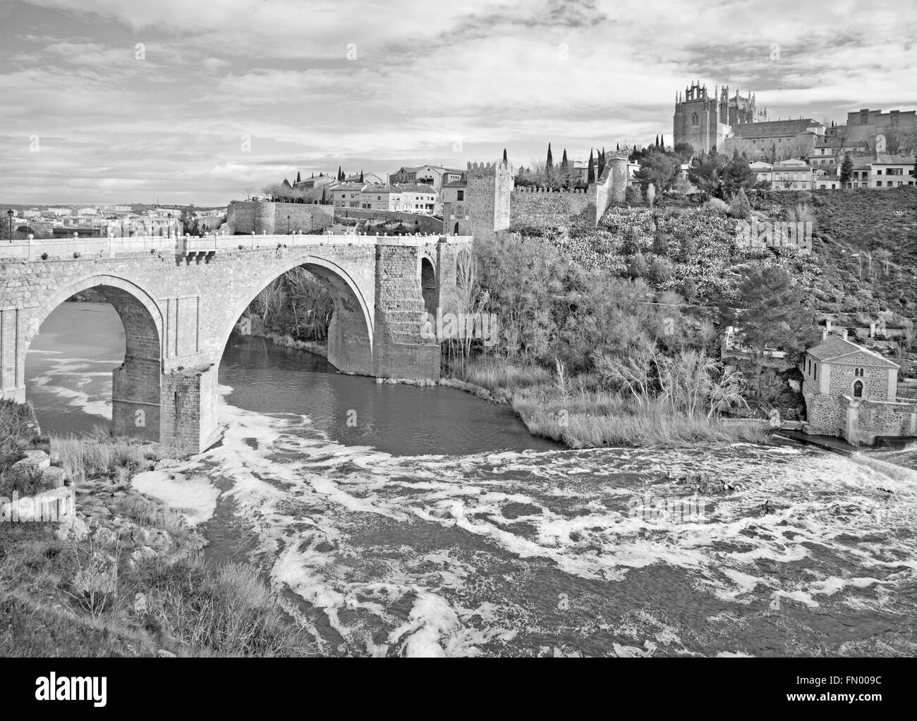 Toledo - Blick nach San Martin s Braut oder Puente de San Martin, Kloster des Heiligen Johannes des Königs im Morgenlicht Stockfoto