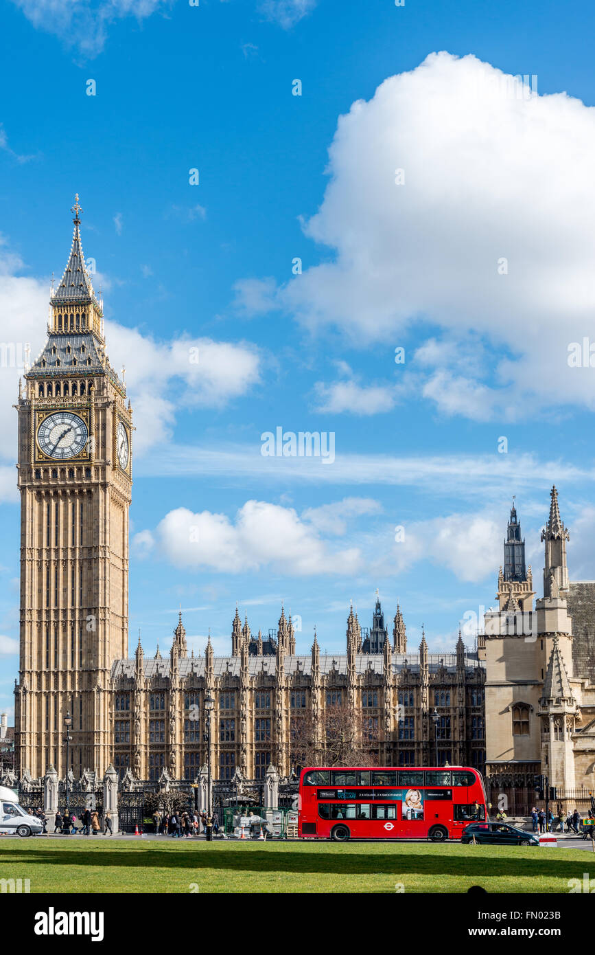 Ein London-Bus geht in der Nähe von Big Ben und die Houses of Parliament in London, Großbritannien Stockfoto