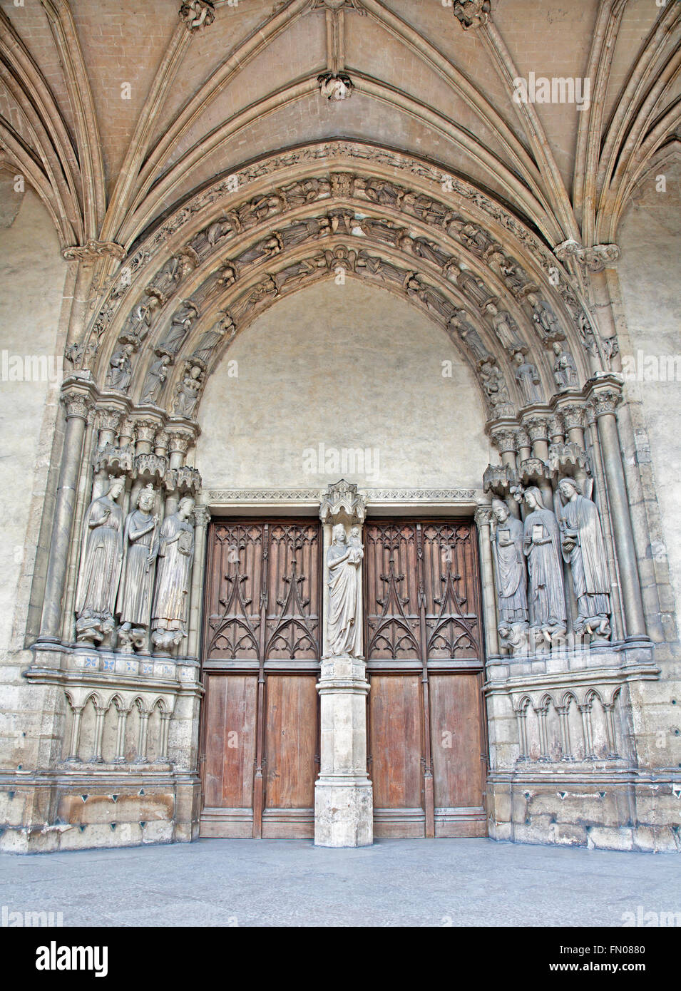 PARIS, Frankreich - 18. Juni 2011: das Portal der gotischen Kirche Saint Germain-Auxerrois. Stockfoto