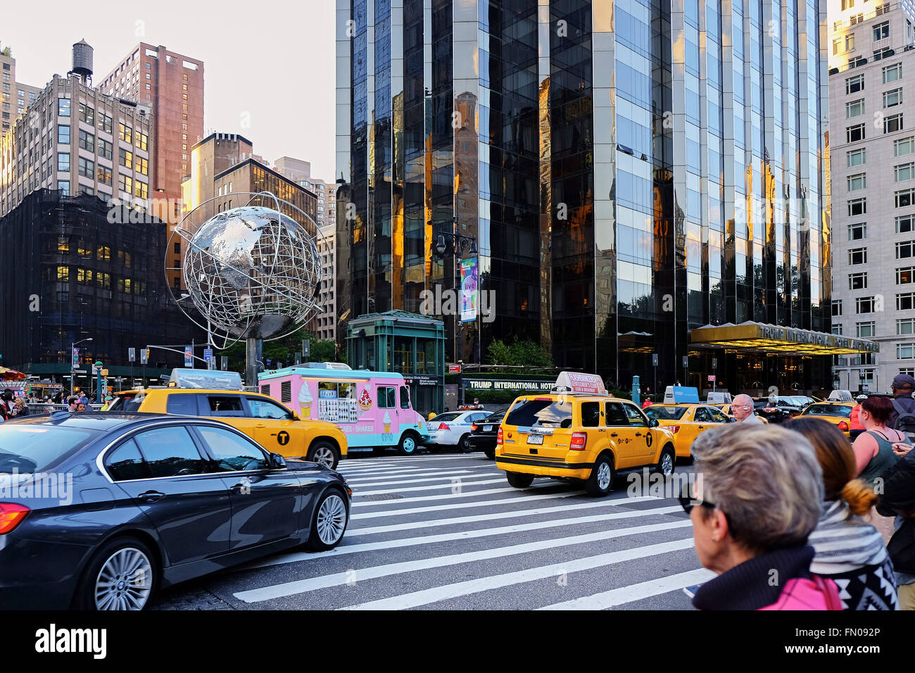 NEW YORK CITY - 8. Oktober 2014: Central Park West Street voller Menschen und Autos vor dem Trump international hotel Stockfoto
