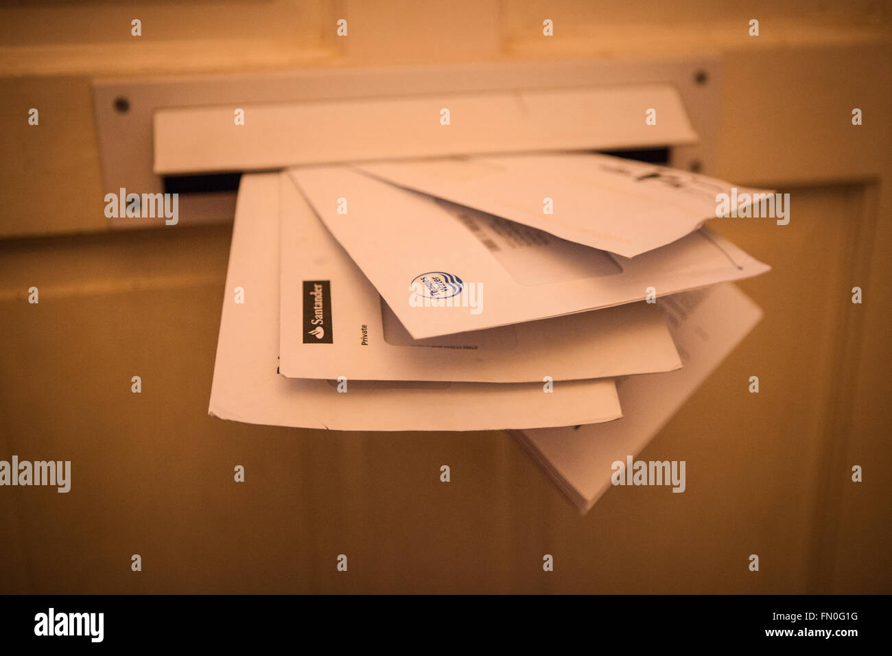 Rechnungen und Kontoauszüge in einen Briefkasten Stockfoto