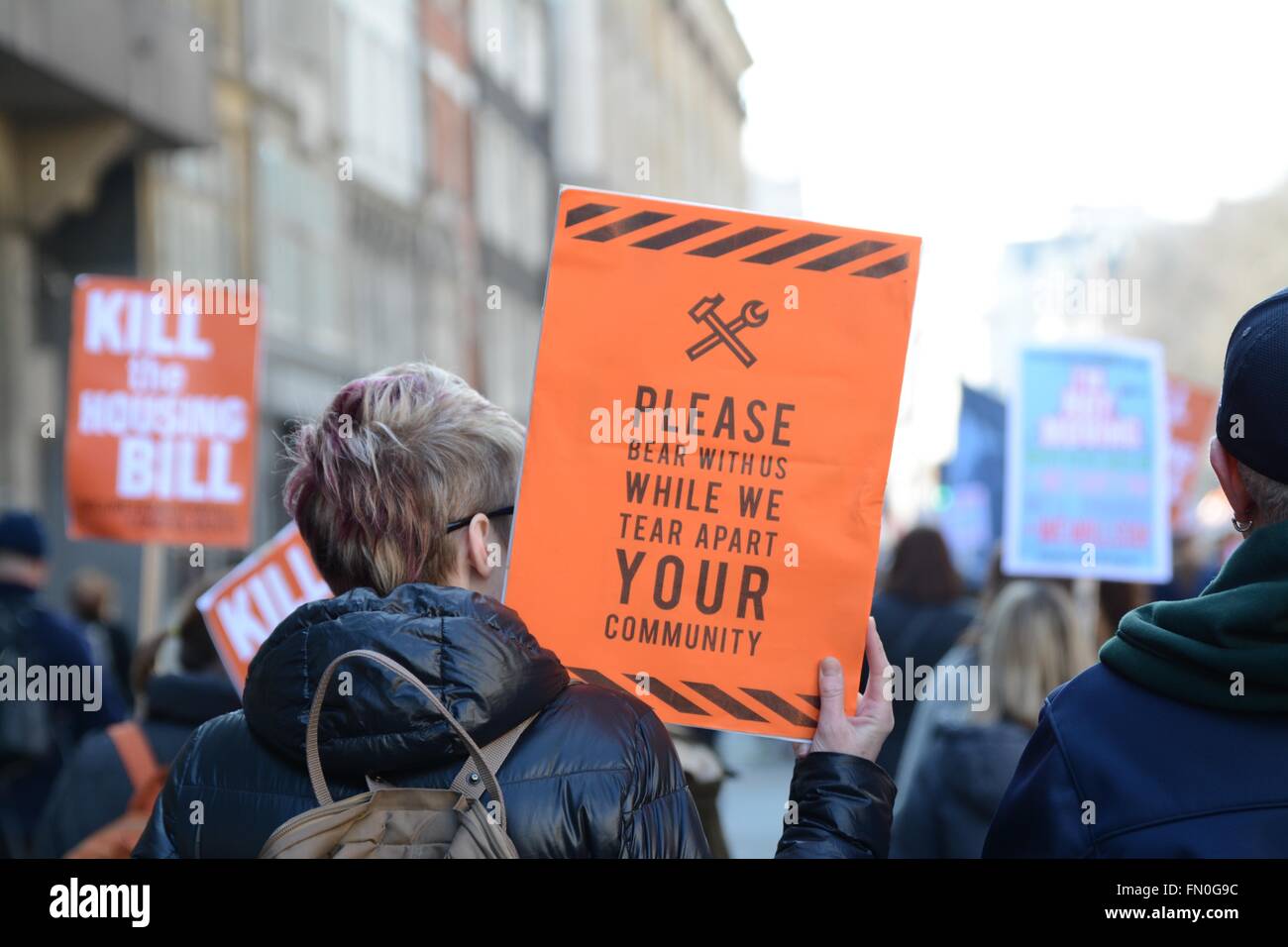 London, UK. 13. März 2016. Demonstranten marschieren über Waterloo Bridge, Wut auf die britische Regierung Gehäuse Rechnung zu zeigen. Bildnachweis: Marc Ward/Alamy Live-Nachrichten Stockfoto