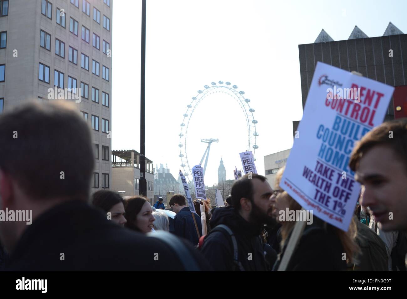 London, UK. 13. März 2016. Demonstranten marschieren entlang Waterloo Bridge mit dem Parlament im Hintergrund. Bildnachweis: Marc Ward/Alamy Live-Nachrichten Stockfoto