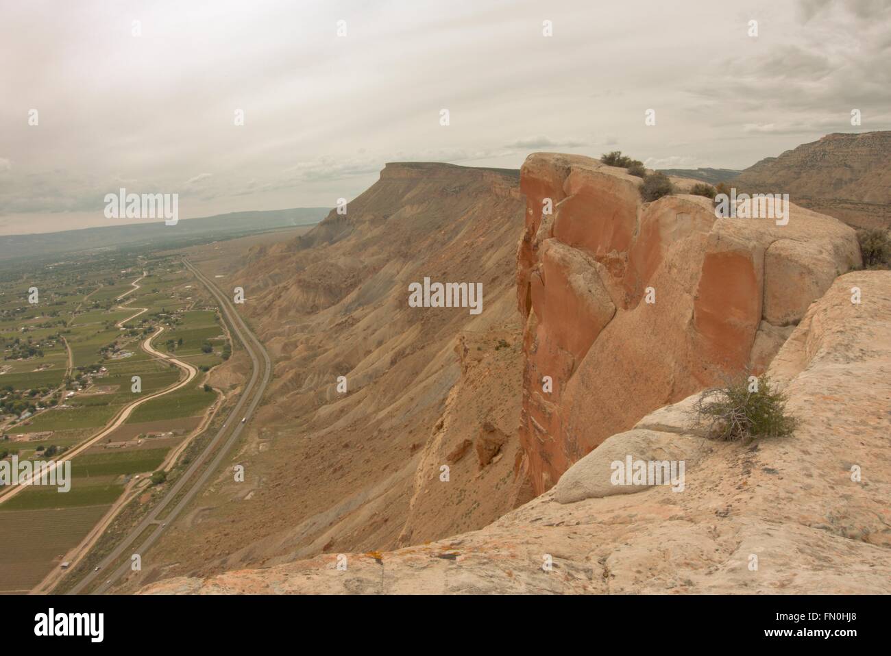 Auf der Suche nach Westen auf Colorados Buch Klippen. Stockfoto