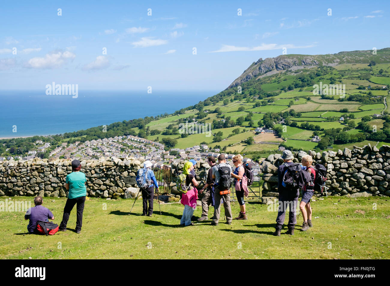 Walking Gruppe wandern in Nordirland Snowdonia National Park (Eryri) an der walisischen Küste oben Llanfairfechan, Conwy, North Wales, UK, Großbritannien Stockfoto Walking Gruppe wandern in Nordirland Snowdonia National Park (Eryri) an der walisischen Küste oben Llanfairfechan, Conwy, North Wales, UK, Großbritannien Stockfoto