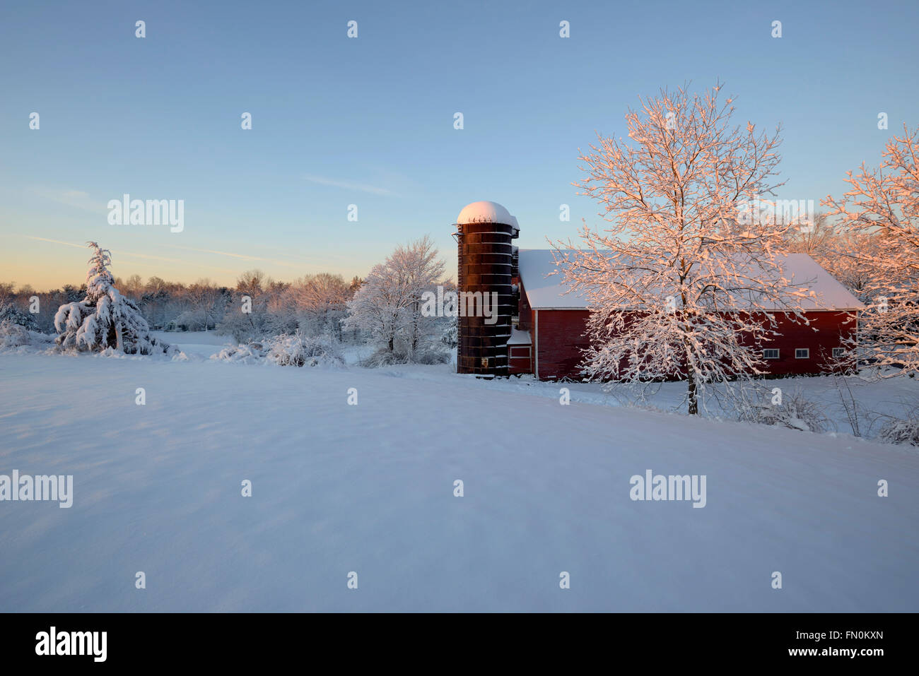 Raynes Bauernhof im Winter nach Schneesturm, Exeter, New Hampshire Stockfoto