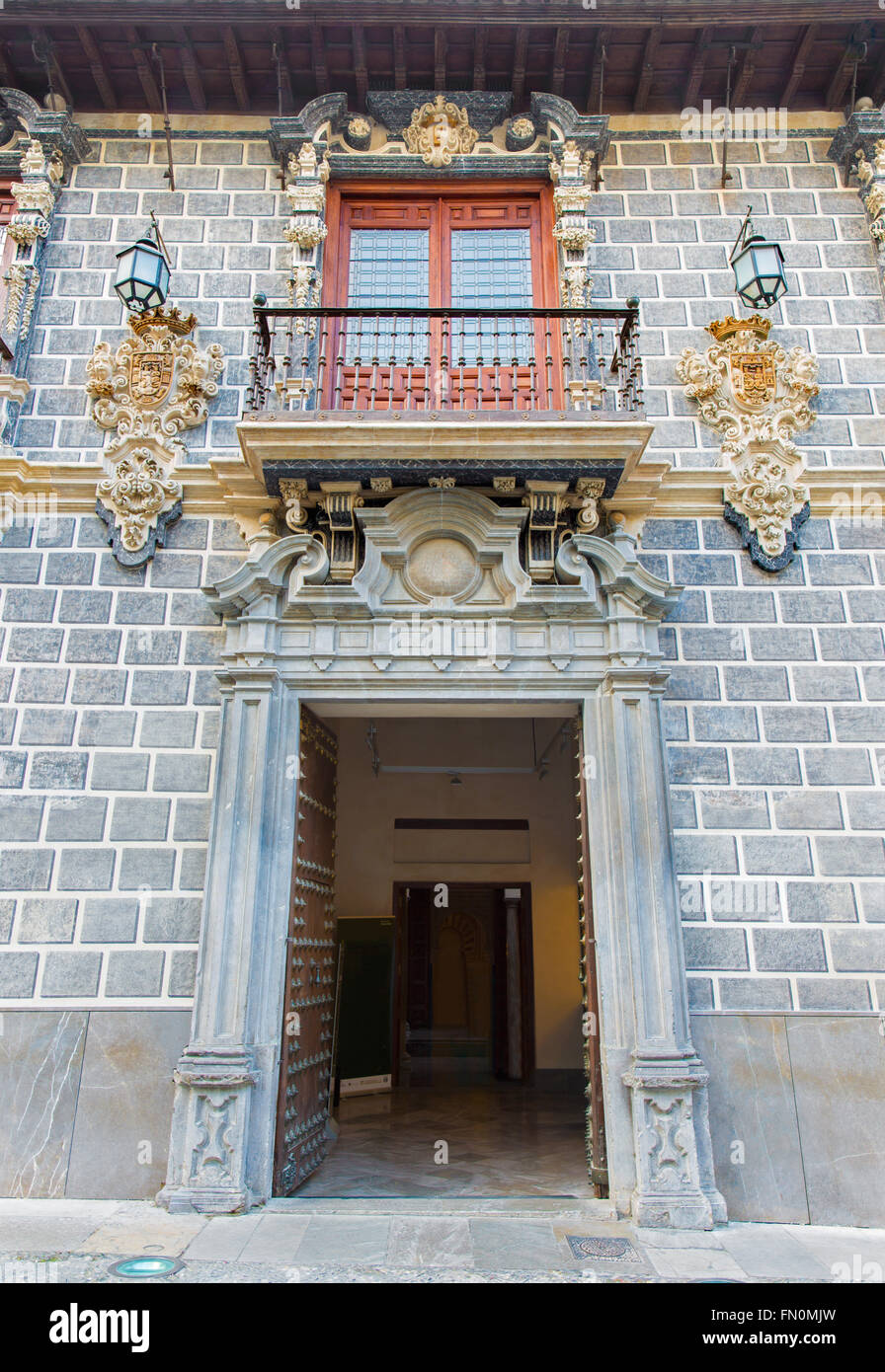GRANADA, Spanien - 29. Mai 2015: Die Fassade des Palacio De La Madraza (Madrasah von Granada) in der Nacht. Stockfoto