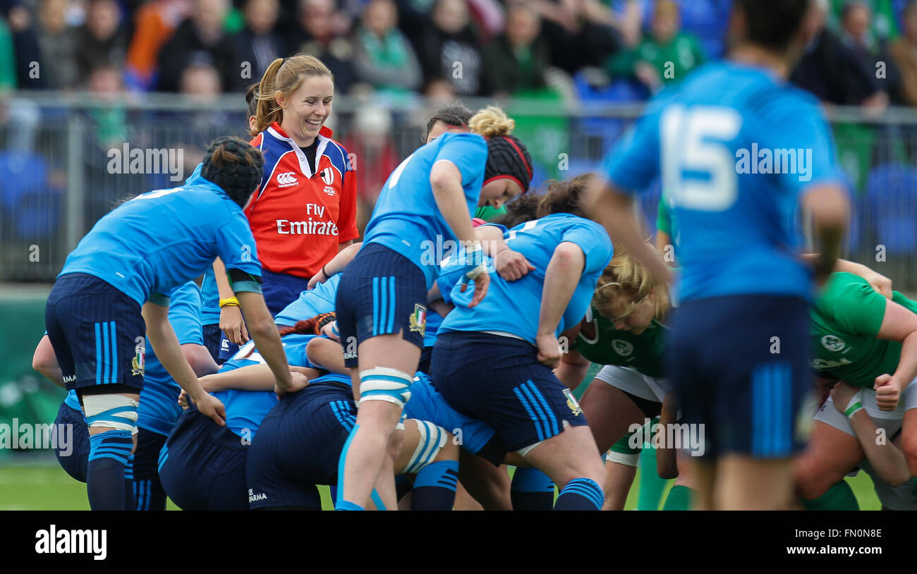 Donnybrook, Dublin, Irland. 13. März 2016. RBS Womens Six Nations Championships. Irland im Vergleich zu Italien. Die Scrum-Schiedsrichter Amy Perrett Uhren. Bildnachweis: Aktion Plus Sport/Alamy Live-Nachrichten Stockfoto