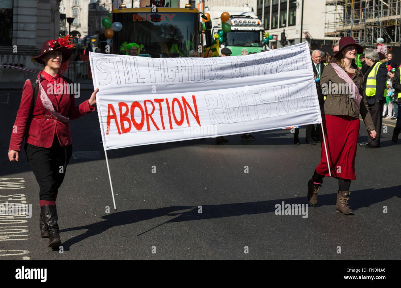 London, UK. 13. März 2016. Frauen protestieren gegen irischen Abtreibungsgesetze während der Parade. Der jährliche St. Patricks Day Parade findet statt im Zentrum von London. Bildnachweis: Lebendige Bilder/Alamy Live-Nachrichten Stockfoto