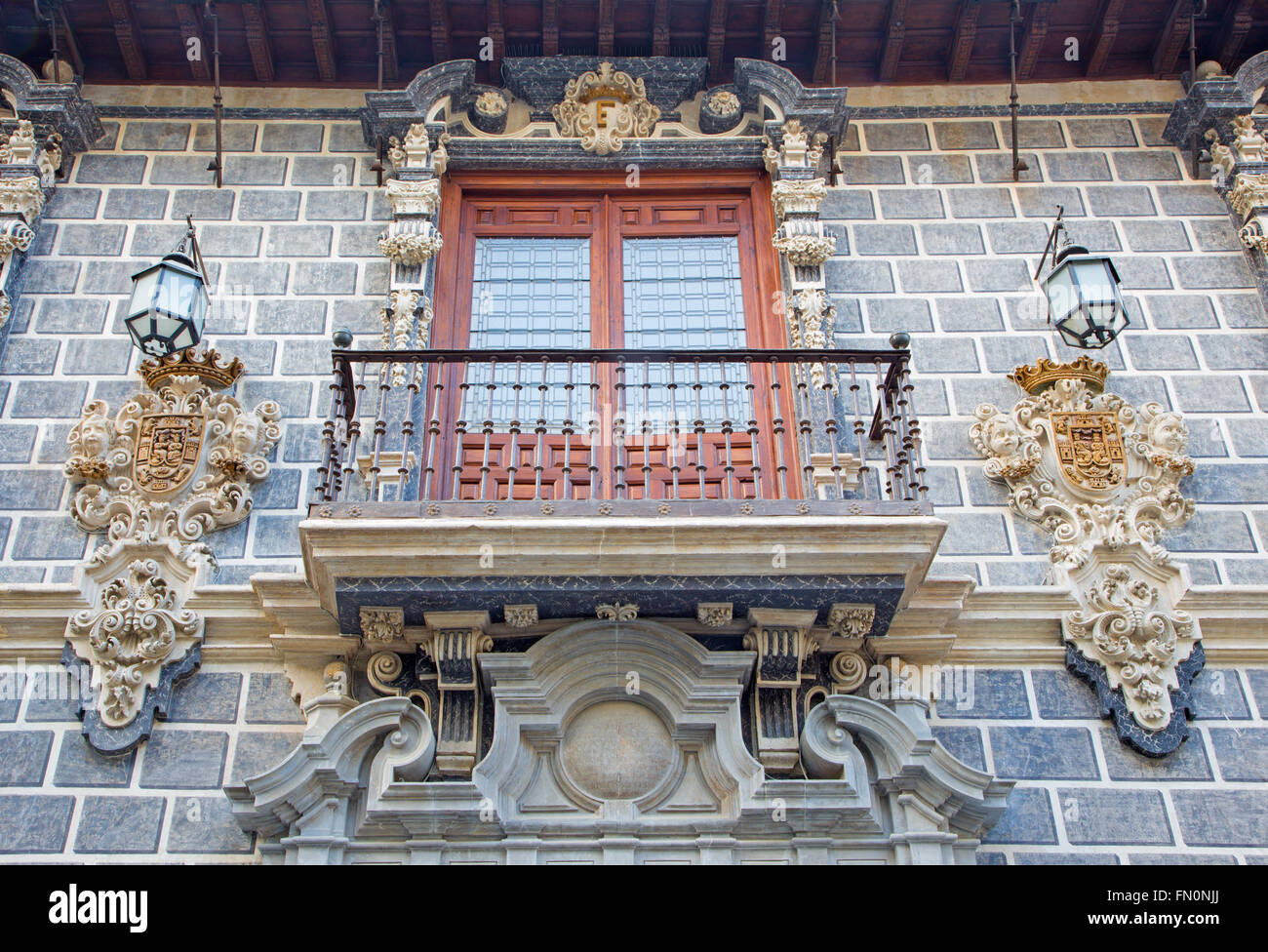 GRANADA, Spanien - 29. Mai 2015: Die Details der Fassade des Palacio De La Madraza (Madrasah von Granada) mit Balkon. Stockfoto