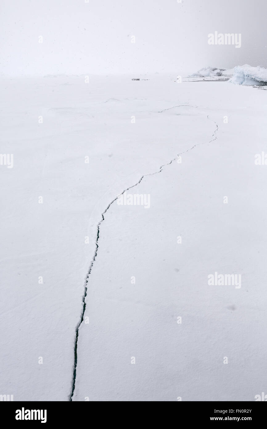 Antarktis, antarktische Halbinsel, südlichen Polarkreis Abenteuer-Reisende in Ferne am Meer in der Nähe von Detaille Insel Eis Stockfoto