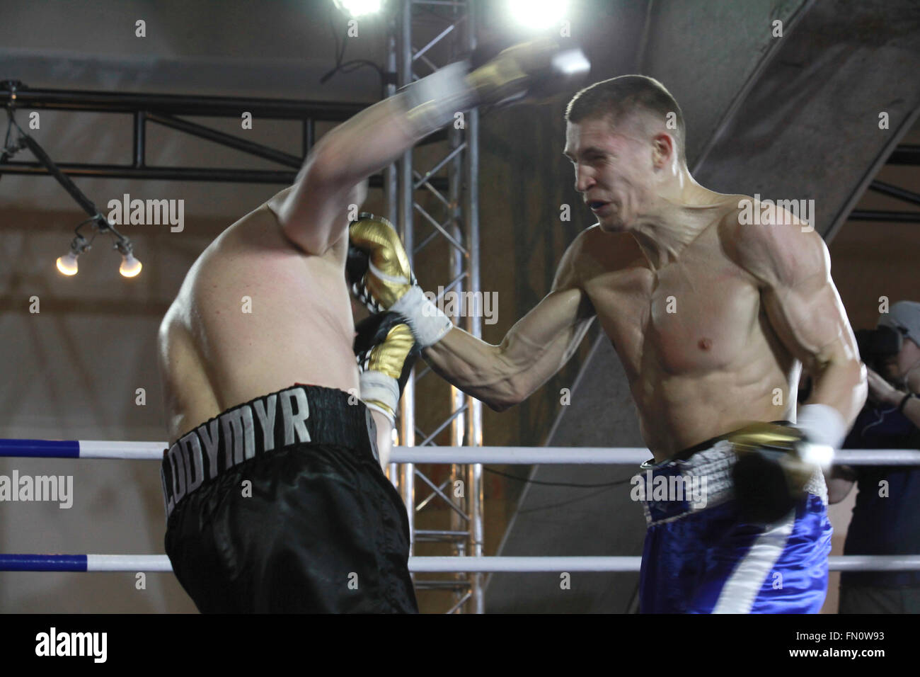 Kiew, Ukraine. 12. März 2016. Ukrainische Super-Weltergewicht Aussicht (10(8)-1) 26 Jahre alte Stanyslav Skorokhod ukrainischen Geselle 39 Jahre Angriffe alten Volodymyr Borovsky (21-60-2) in ihrem Kampf in der ArtPrichal Gallery in Kiew am 12. März 2016. Kruppa gewann durch TKO in Runde 4. Bildnachweis: Dmytro Mossienko/Alamy Live-Nachrichten Stockfoto