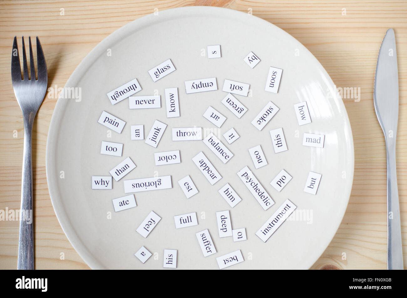 Englisch lernen macht Spaß - zufällige englische Wörter auf dem Teller - Aufnahme der Sprache Stockfoto