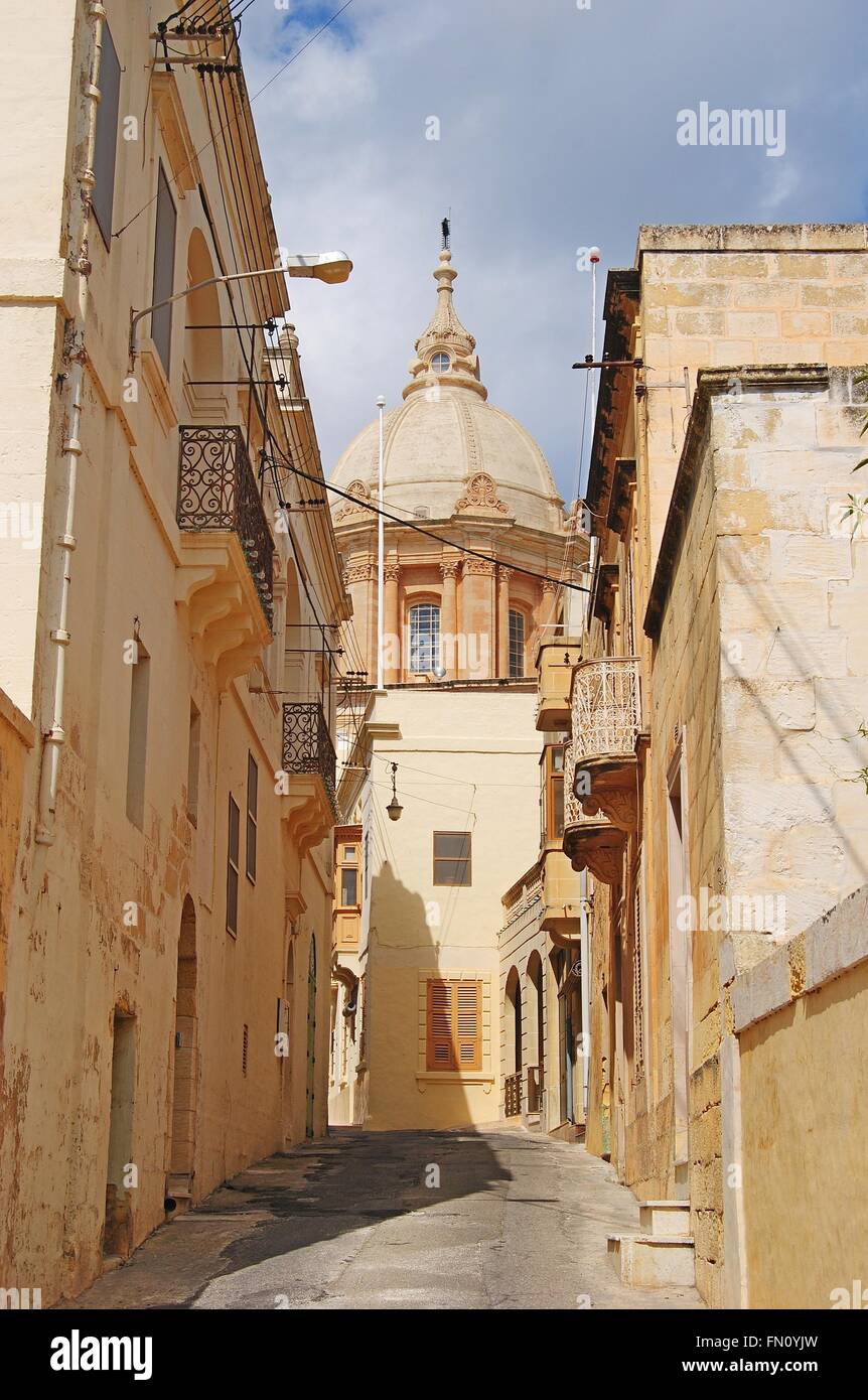 Straßenansicht mit Basilika in Nadur Dorf auf der Insel Gozo, Malta. Stockfoto