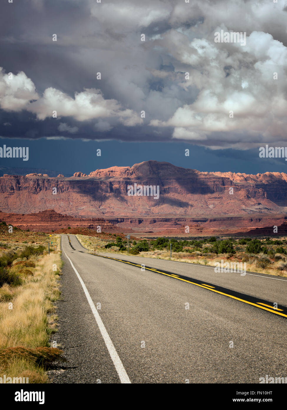 Straßen- und Berge mit Gewitterwolken. Scenic Byway Hwy 95, Glen Canyon National Recreation Area, Utah Stockfoto