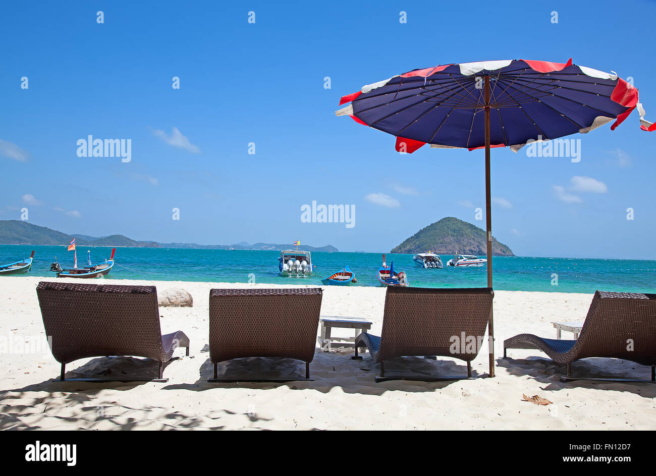 Bunte Stühle auf den weißen Sandstrand Stockfoto